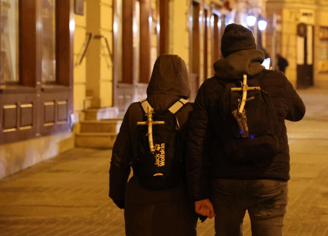 Kilka tysięcy osób w piątkowy wieczór wyruszyło z Lublina w 10. Ekstremalną Drogę Krzyżową