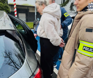 Para skatowana na ulicy. 17-latka złamała nos 20-latkowi, spędzi święta w areszcie