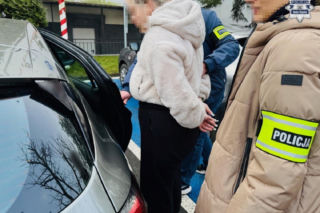 Para skatowana na ulicy. 17-latka złamała nos 20-latkowi, spędzi święta w areszcie