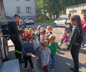 Dzieci z wizytą u iławskich strażaków