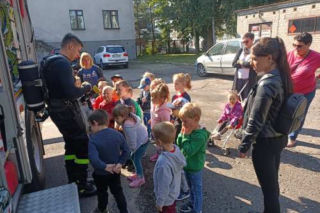 Dzieci z przedszkola z wizytą u iławskich strażaków