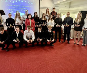 Zakończenie roku szkolnego maturzystów II LO w Starachowicach. Wyjątkowa uroczystość w obiektywie