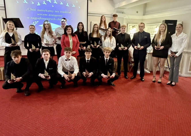 Zakończenie roku szkolnego maturzystów II LO w Starachowicach. Wyjątkowa uroczystość w obiektywie