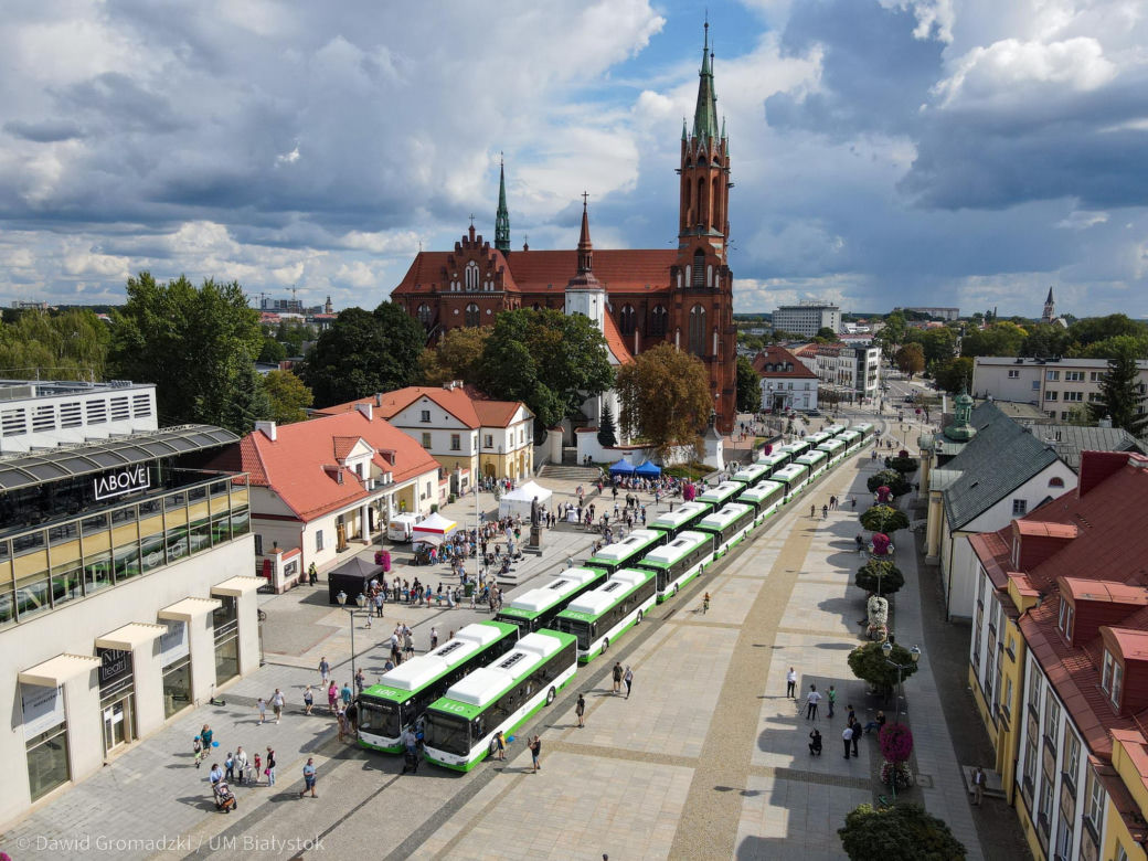 Zaprezentowano pierwsze 20 autobusów elektrycznych w Białymstoku. Od poniedziałku pojawią się na ulicach miasta [ZDJĘCIA]