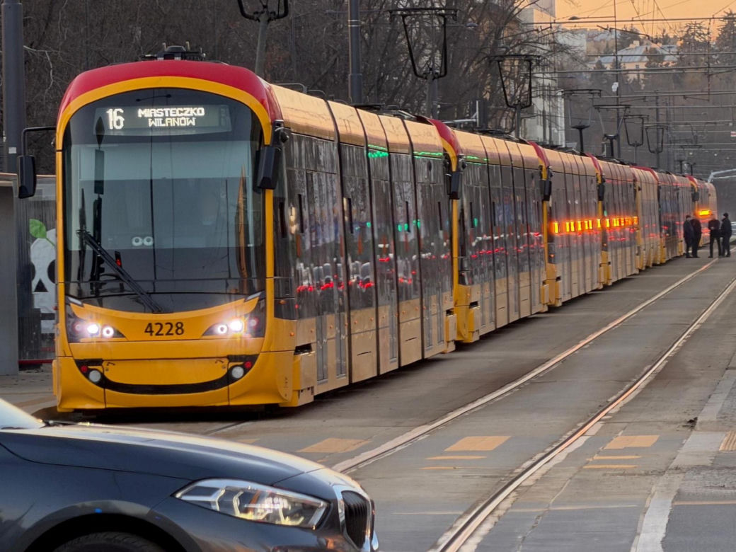 Warszawa. Potrącenie pieszego na torowisku