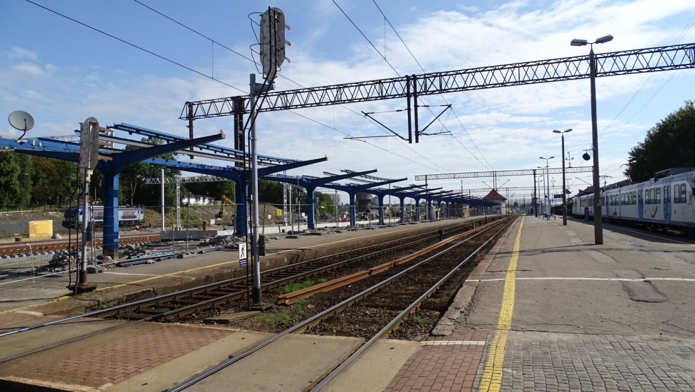 Tak zmienia się stacja PKP Olsztyn Główny. Rośnie konstrukcja nowego peronu, przybywa nowych torów [ZDJĘCIA]