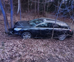Wypadek na drodze Starachowice - Lipie. Pijany kierowca uderzył w drzewo