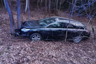 Wypadek na drodze Starachowice - Lipie. Pijany kierowca uderzył w drzewo