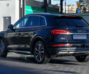 Robert Więckiewicz myje samochód