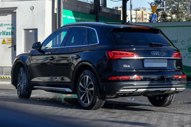 Robert Więckiewicz myje samochód