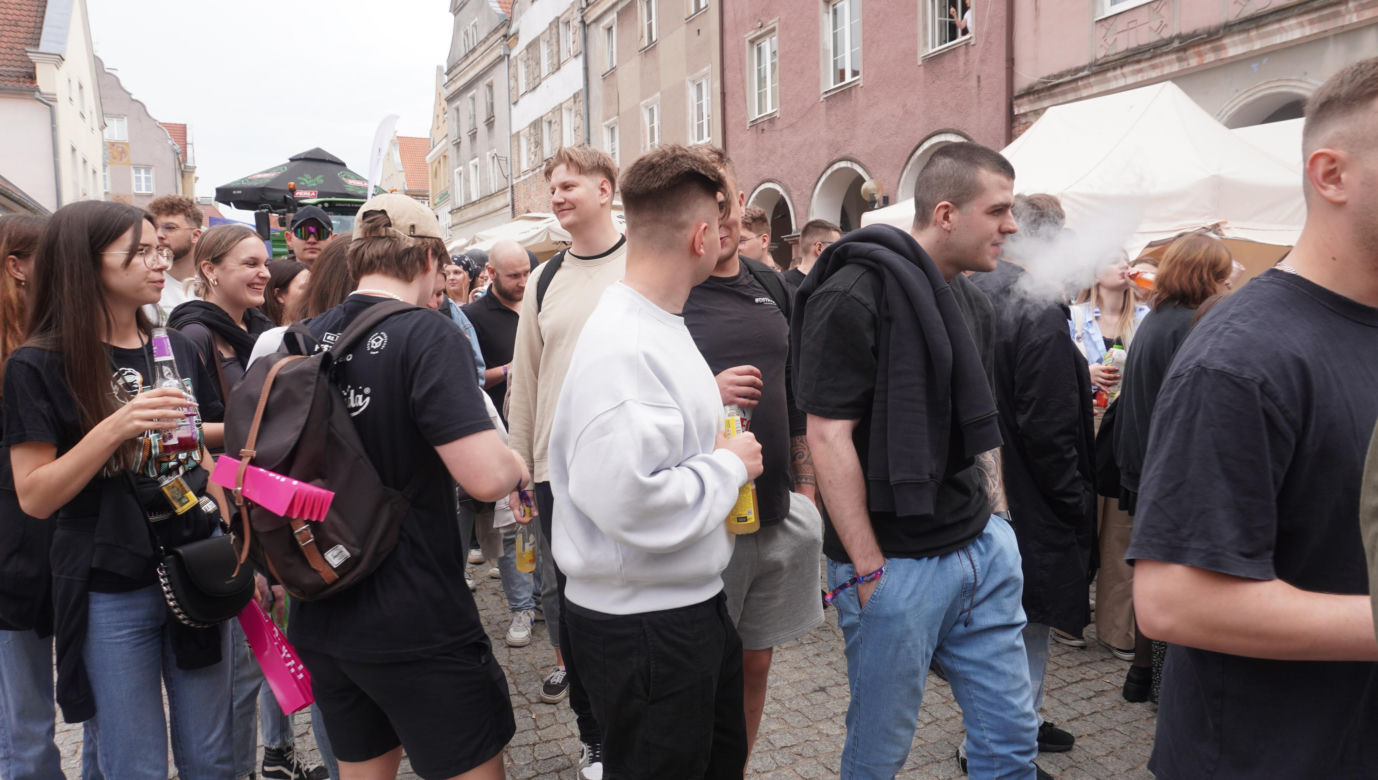 Kortowiada 2024. Parada Wydziałów przeszła ulicami miasta. Studenci tłumnie wzięli udział w imprezie