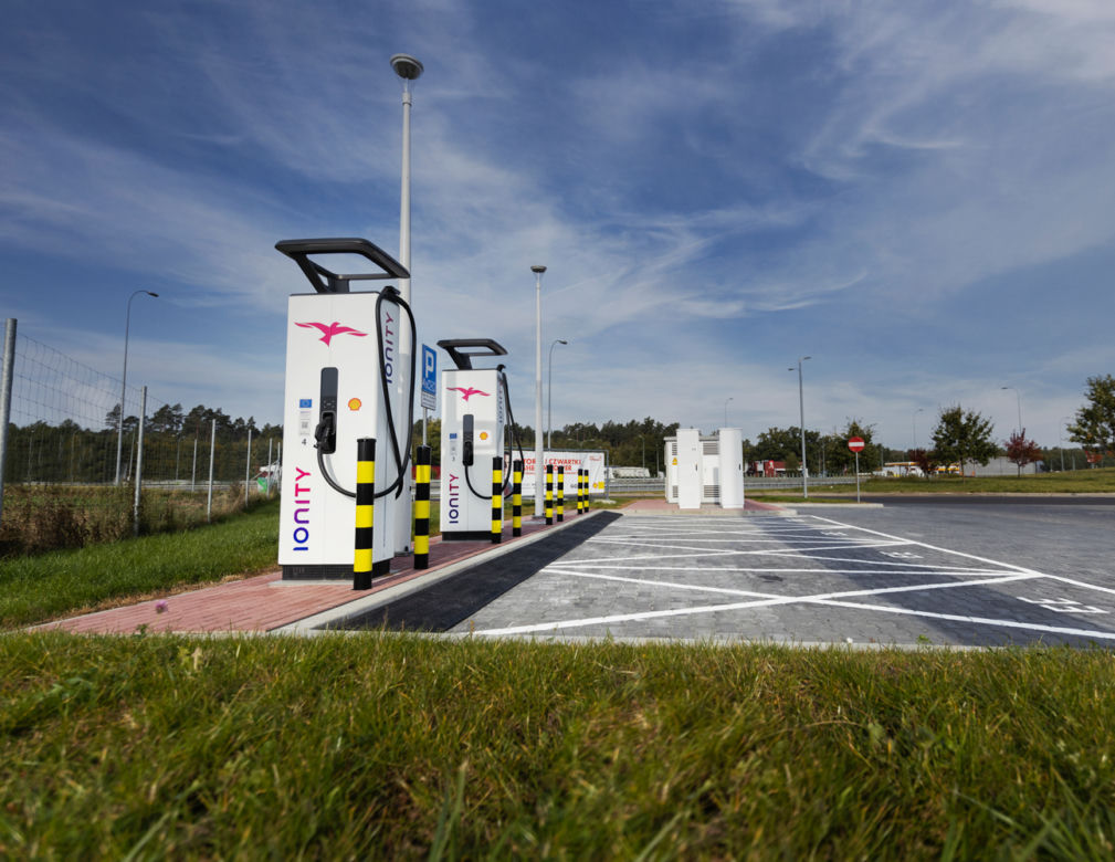 Shell i IONITY uruchamiają pierwsze w Polsce stacje dużej mocy do ładowania pojazdów elektrycznych