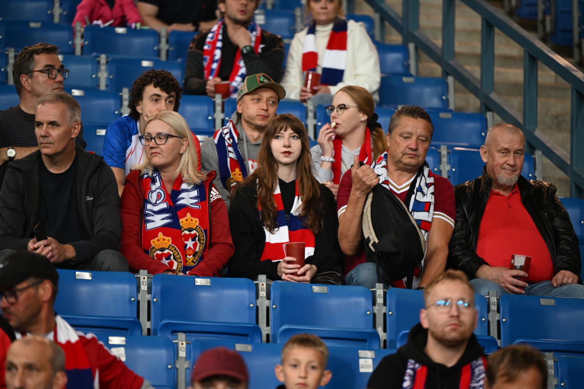 Tak kibice Wisły Kraków bawili się na trybunach. Znajdź się na zdjęciach