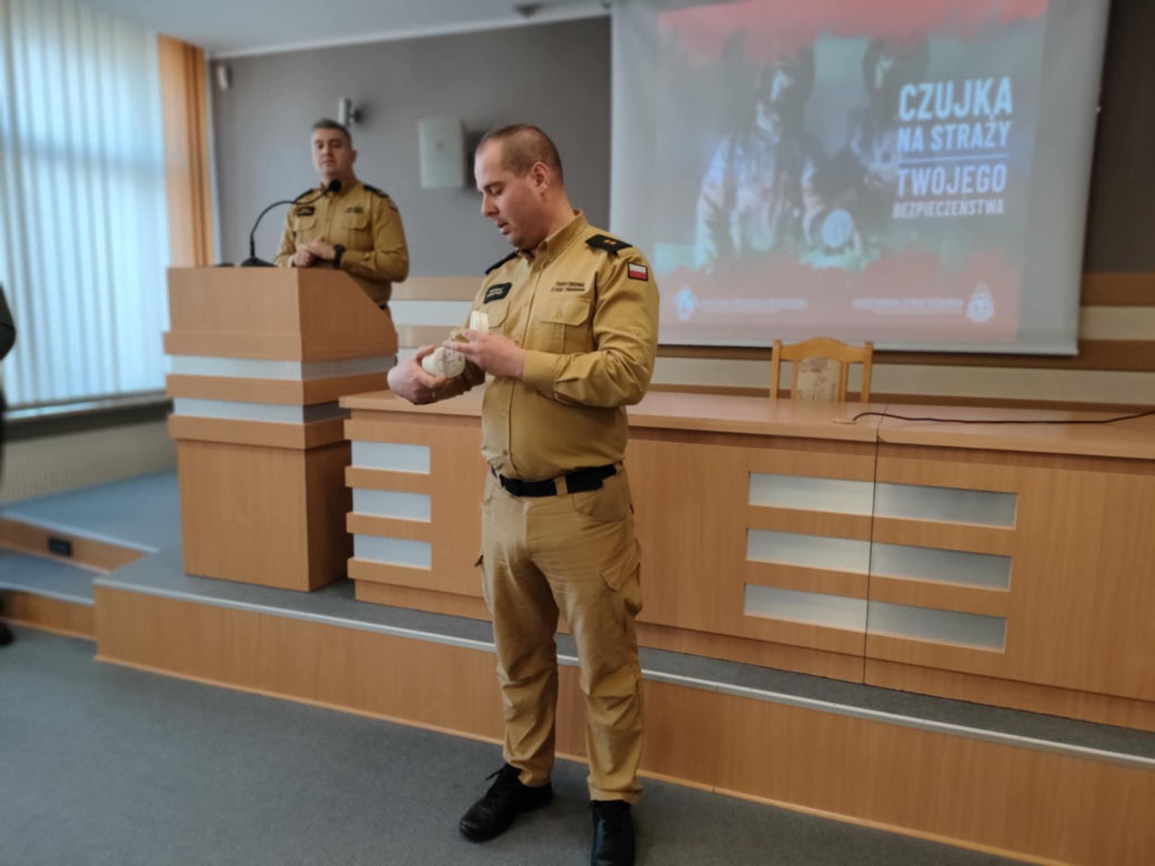 Więcej czujek dymu i czadu w domach w regionie. Trafią do potrzebujących z powiatu łomżyńskiego