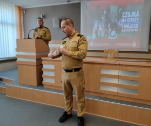 Więcej czujek dymu i czadu w domach w regionie. Trafią do potrzebujących z powiatu łomżyńskiego