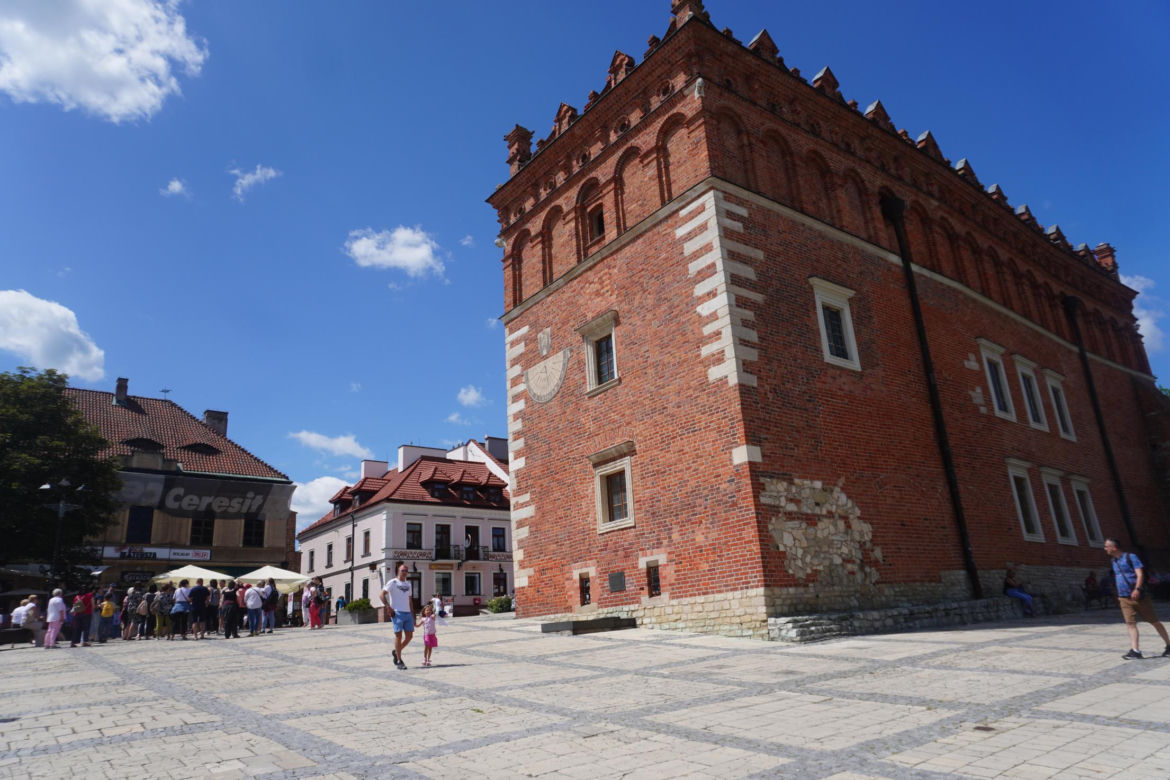 Turyści w Rynku w Sandomierzu