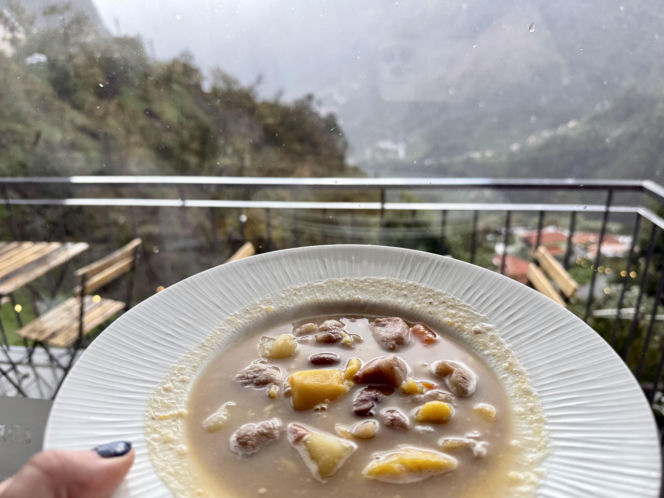 Zupa kasztanowa w  Curral das Freiras 