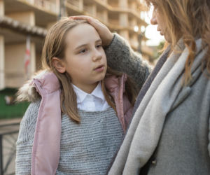 „Pozwalam córce opuszczać lekcje, gdy jest zmęczona”. Psycholog mówi, kiedy to ma sens