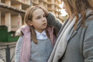 „Pozwalam córce opuszczać lekcje, gdy jest zmęczona”. Psycholog mówi, kiedy to ma sens