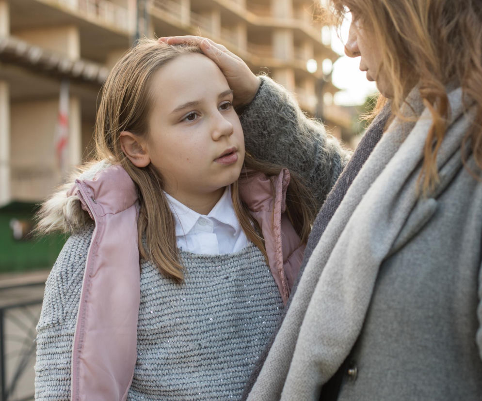 „Pozwalam córce opuszczać lekcje, gdy jest zmęczona”. Psycholog mówi, kiedy to ma sens