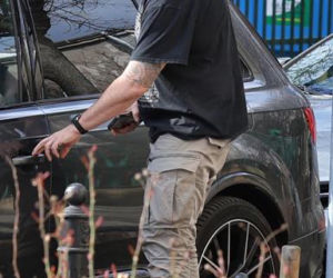 Tomasz Karolak parkuje jak król na włościach