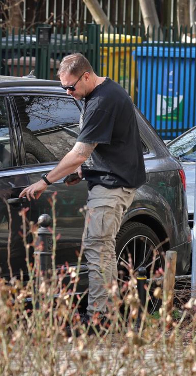Tomasz Karolak parkuje jak król na włościach