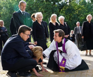 Barwy szczęścia odc. 1959. Sabina (Barbara Kurzaj), Kajtek (Jakub Dmochowski), ksiądz Tadeusz (Jakub Mróz)