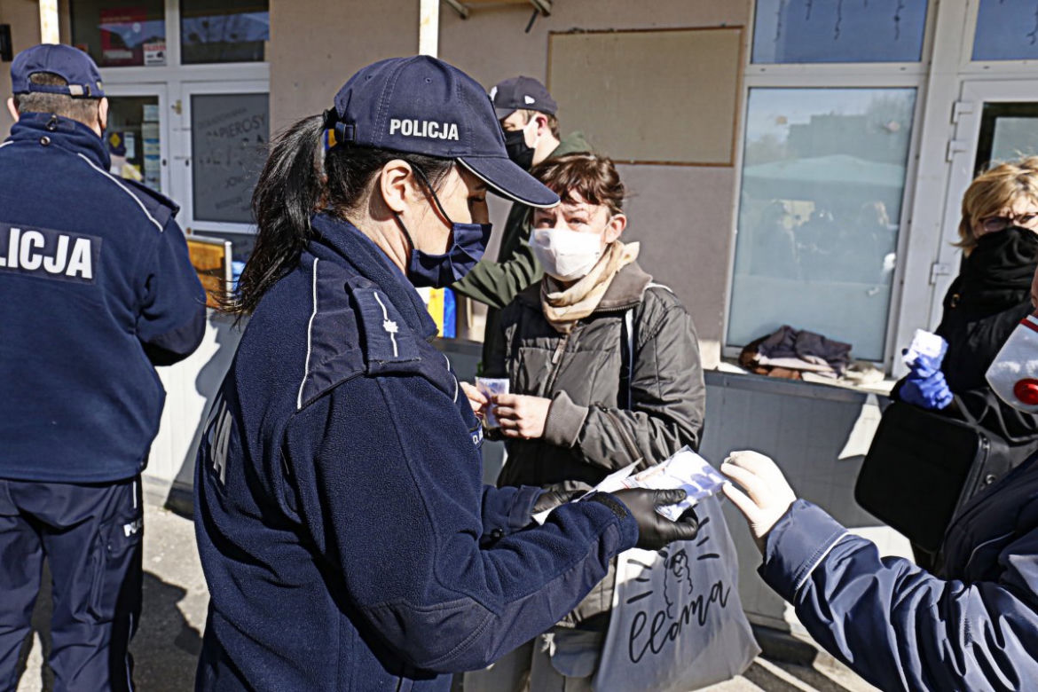 Lublin: Policjanci ROZDAJĄ MASECZKI! Ruszyli pod sklepy i targowiska. „Mamy jeden cel”