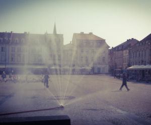 Stary Rynek w Bydgoszczy. Można się ochłodzić... [ZDJĘCIE DNIA]