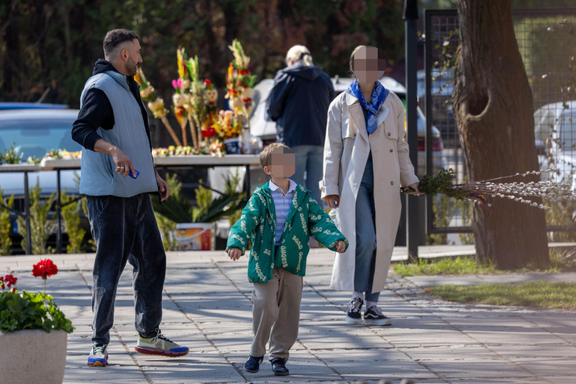 Rafał Maserak tańczący z palmami