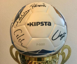 Piłka Kipsta z autografami piłkarzy Śląska Wrocław