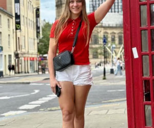 Julia Szeremeta pod wodospadem