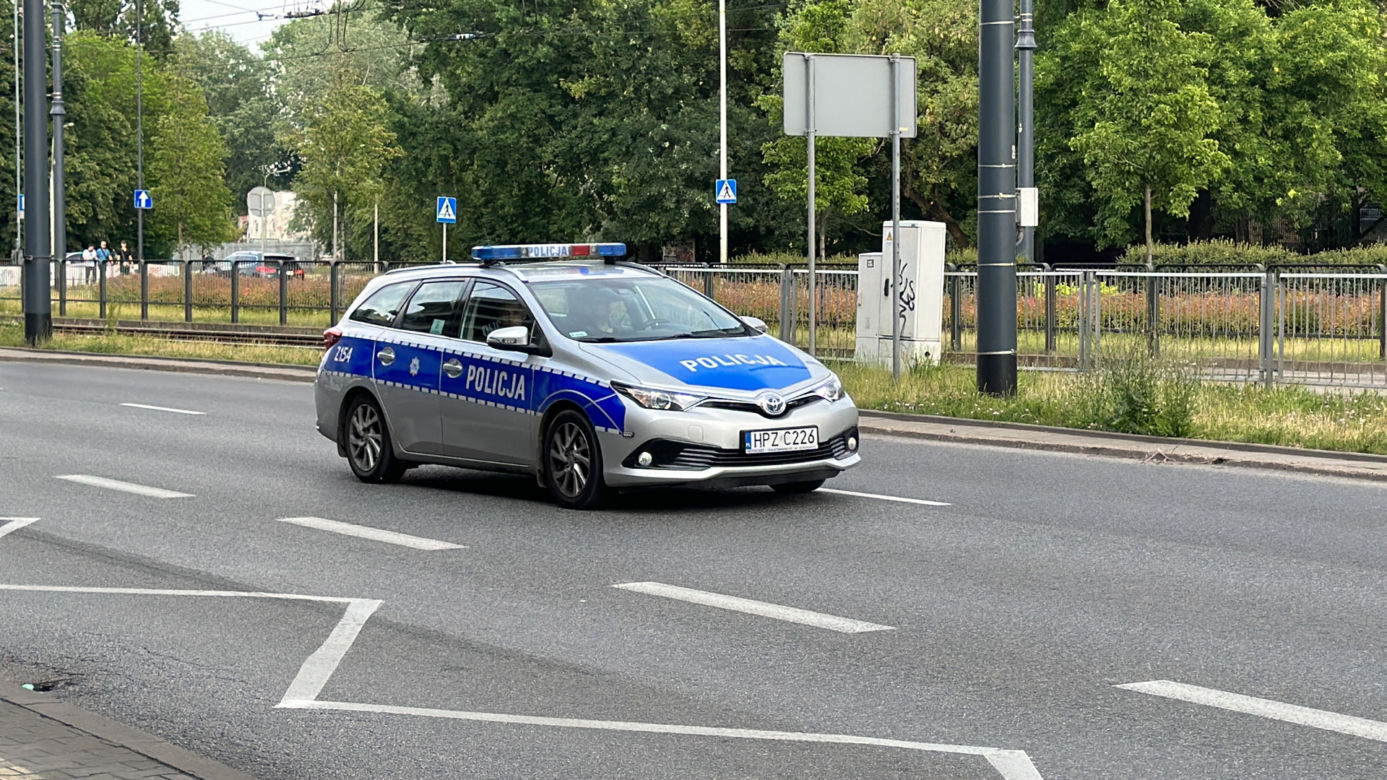 Atak nożownika w Warszawie. Szarpanina zakończona krwawą jatką. Jedna osoba nie żyje