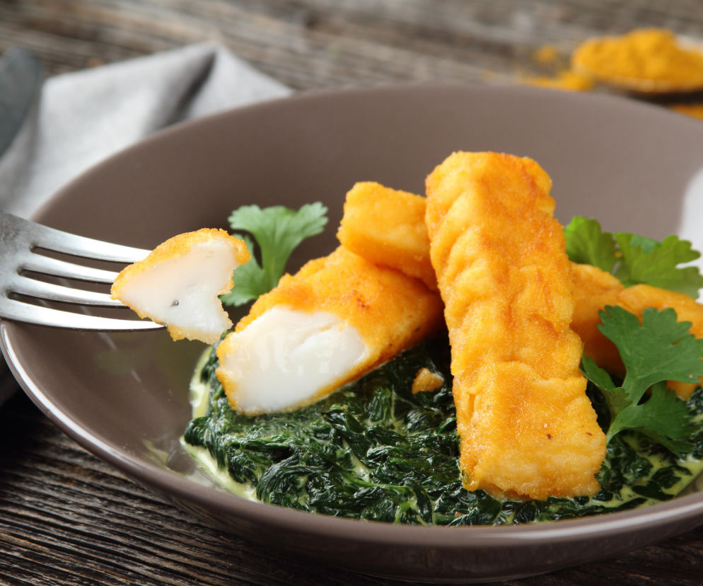 Nuggetsy z dorsza ze szpinakiem w sosie śmietanym z curry: przepis Pascala Brodnickiego