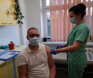 Szczepionki na COVID19. Pierwsi medycy w Opolu już zaszczepieni