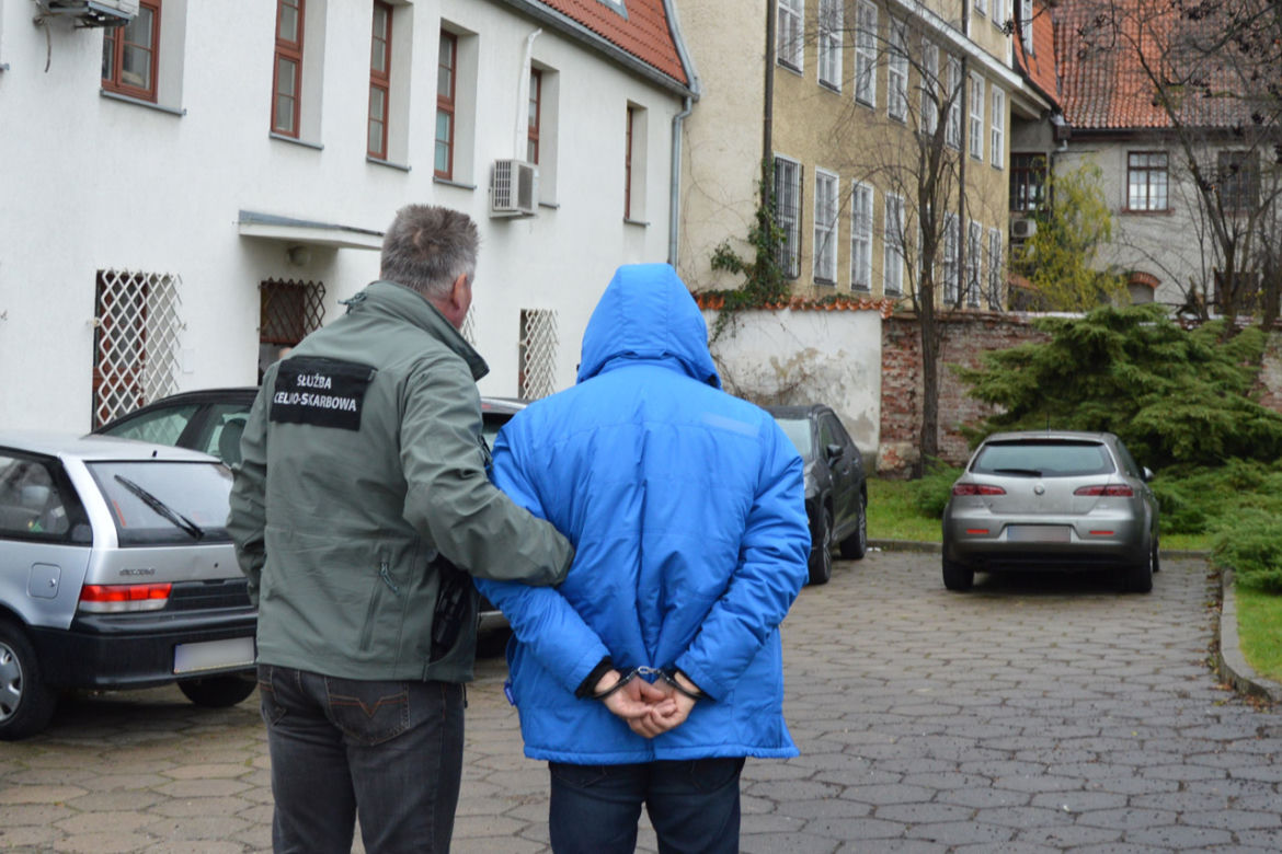 Olsztyn: Oszukał państwo na prawie 18 mln zł! Produkował paliwo, sprzedawał...preparat [WIDEO, ZDJĘCIA]