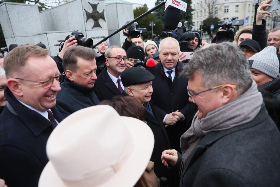Przepychanki przed Sejmem. Wąsik i Kamiński przed zamkniętymi drzwiami 