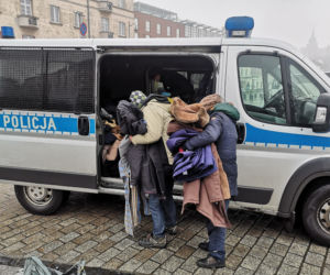 Krakowscy policjanci pomagali bezdomnym, rozdając im posiłki i ciepłą odzież