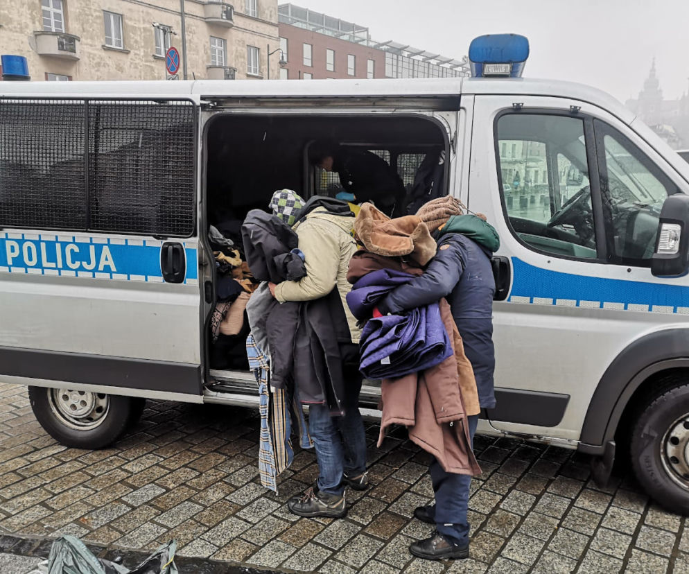 Krakowscy policjanci pomagali bezdomnym, rozdając im posiłki i ciepłą odzież