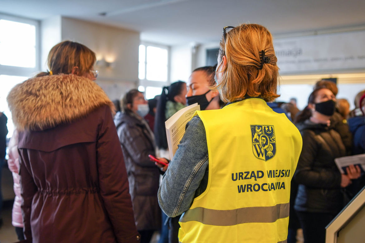 Wrocław. Potężne kolejki przed punktami, gdzie nadawane są PESELE