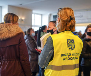 Wrocław. Potężne kolejki przed punktami, gdzie nadawane są PESELE