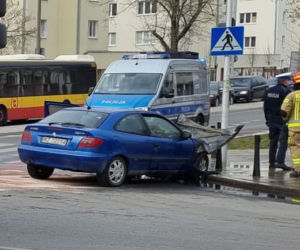 Wypadek samochodowy na Kamionku. Auto stanęło w płomieniach