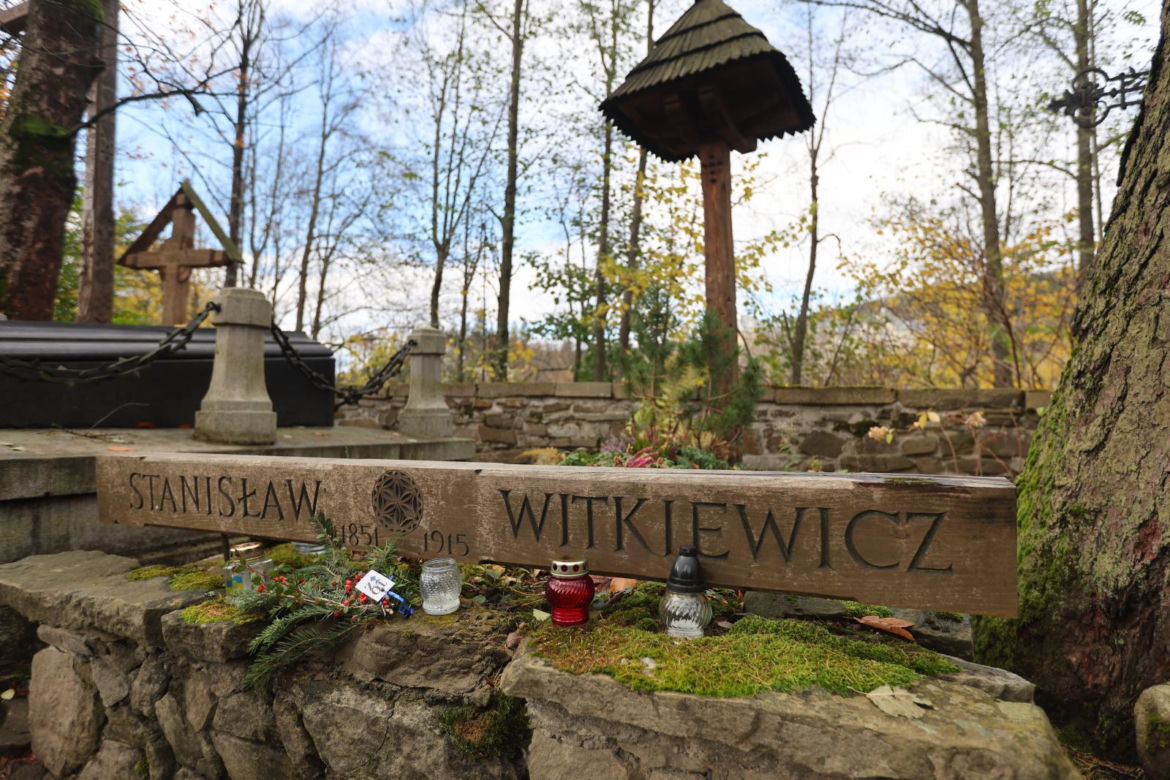 Drewniane rzeźbienia, góralskie korale, kolorowe ornamenty. Oto najpiękniejsze nagrobki na Podhalu