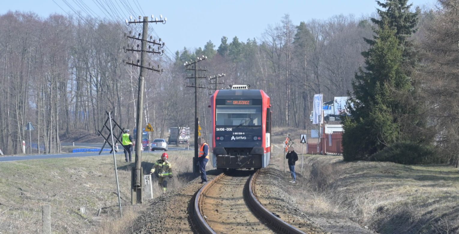 Wjechał wprost pod nadjeżdżający pociąg. Przeżył, ale chwilę później powiesił się w garażu. Dramat pod Grudziądzem