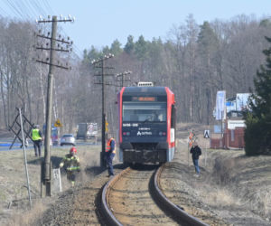 Wjechał wprost pod nadjeżdżający pociąg. Przeżył, ale chwilę później powiesił się w garażu. Dramat pod Grudziądzem