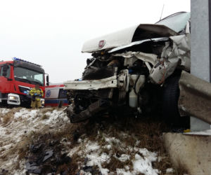 Wyleciał z drogi, huknął w bariery. Strażacy wycinali kierowcę na S8
