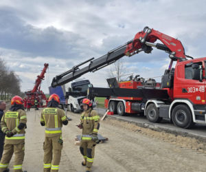 Ciężarówka zwisała w powietrzu