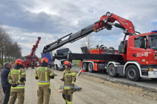 Ciężarówka zwisała w powietrzu