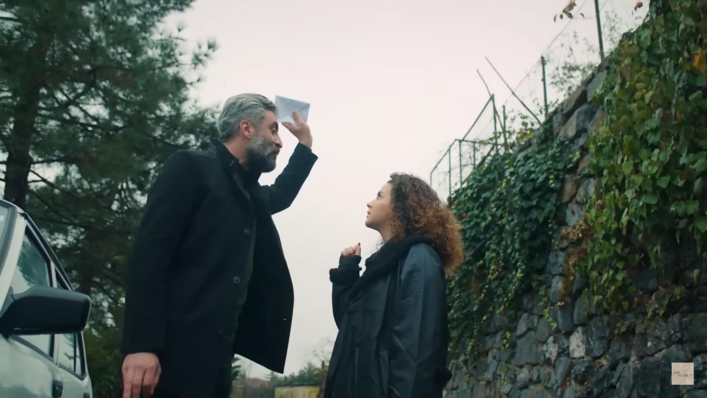 Miłość i nadzieja. Melis zginie? Ahmet rzuci się z nożem na córkę Bülenta!