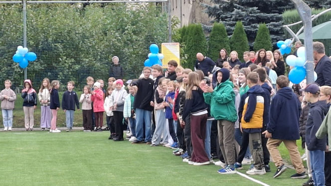 Zmodernizowane boisko przy Szkole Podstawowej Sióstr Nazaretanek w Kaliszu już otwarte
